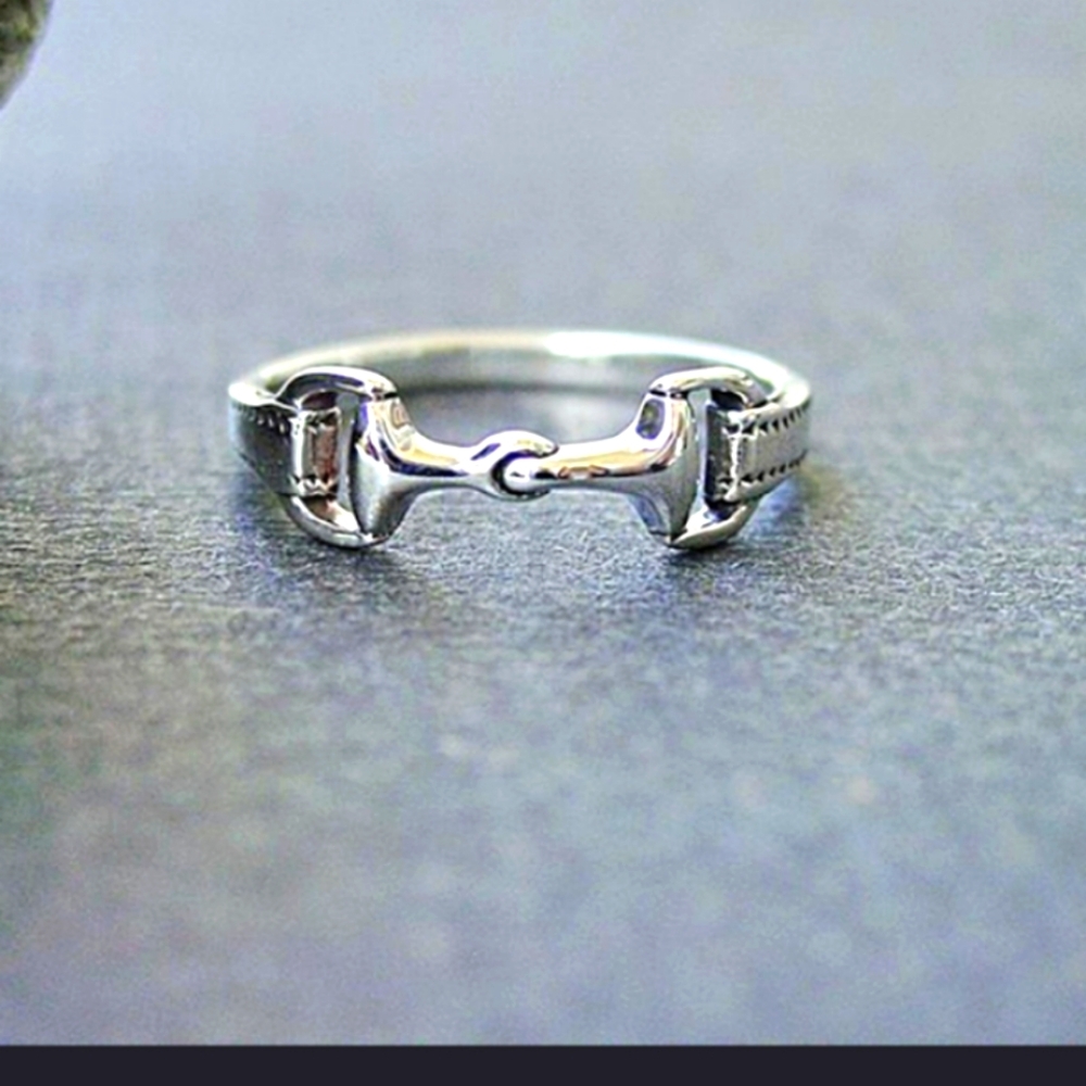 NWT BEAUTIFUL SILVER RING - Picture 3 of 4